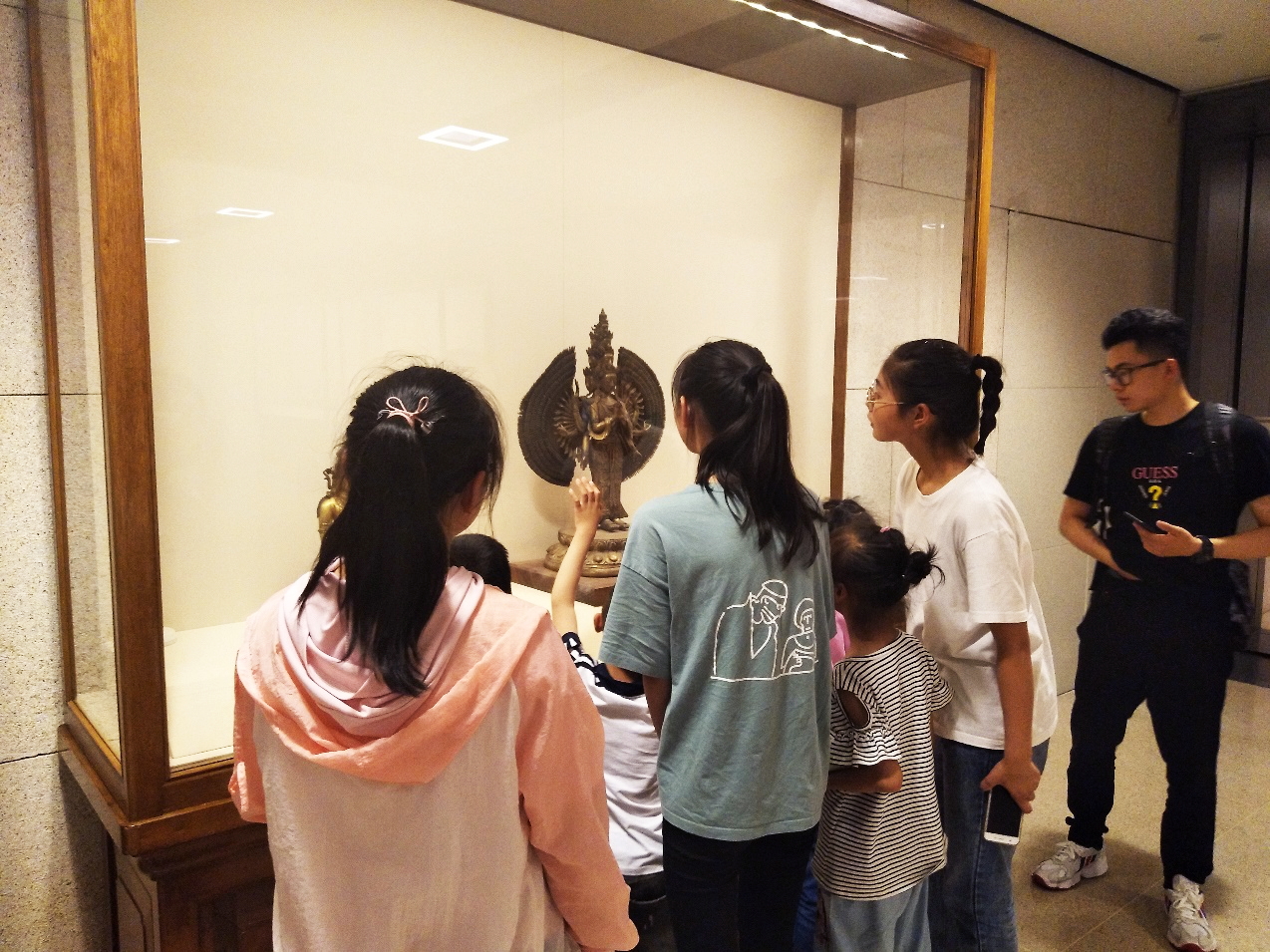 9.1、师生们在国家博物馆参观.jpg