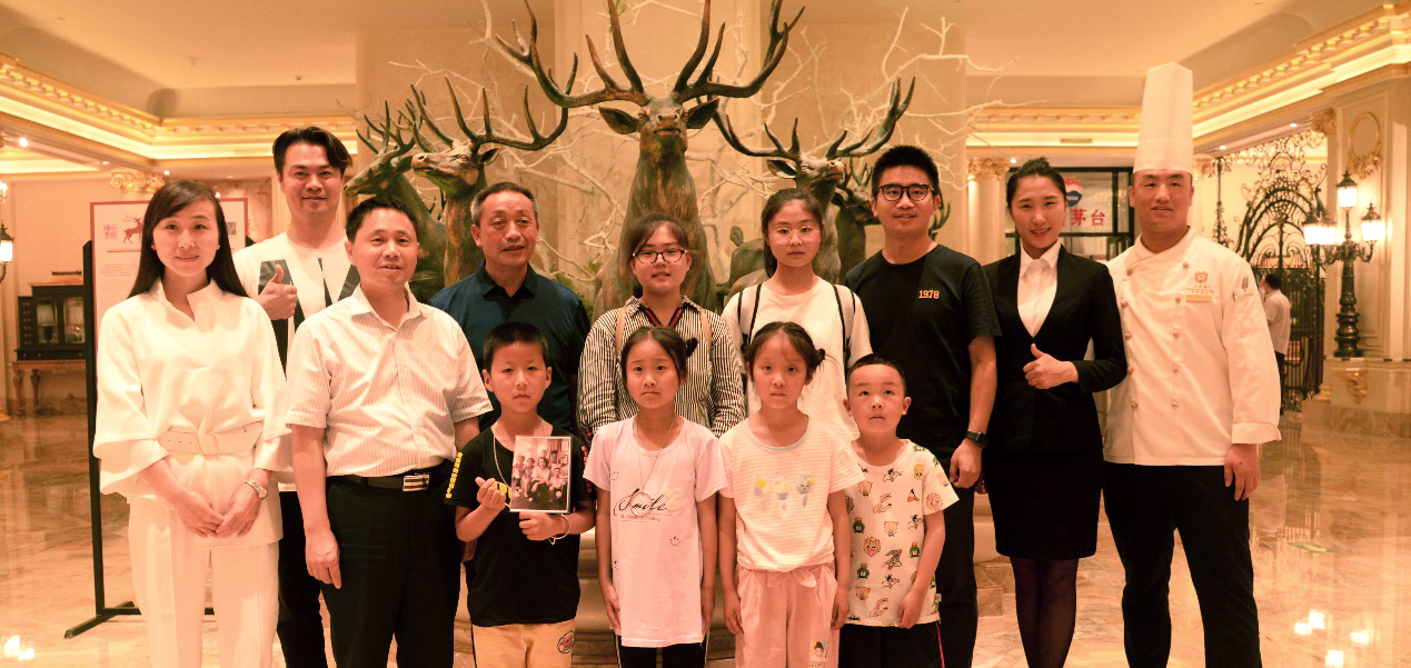 20、北京宴的授渔学生与孩子们和魔术师合影.png