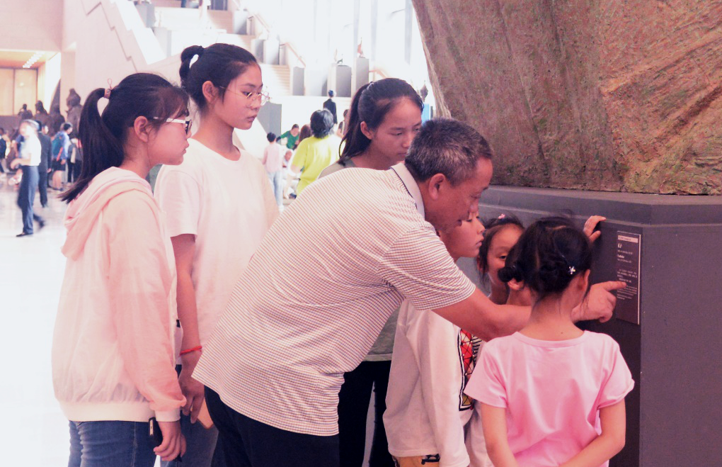 8、师生们仔细观看国家博物馆孔子雕塑.png 8、师生们仔细观看国家博物馆孔子雕塑.png