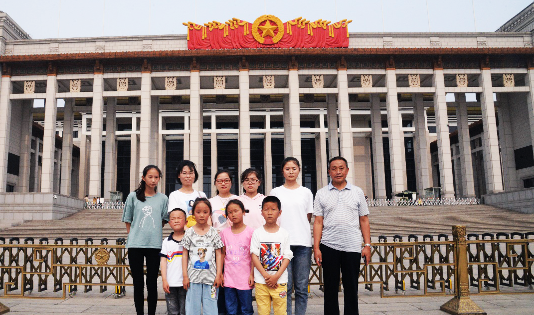 7.1、师生们在天安门广场、国家博物馆门前合影.png 7.1、师生们在天安门广场、国家博物馆门前合影.png