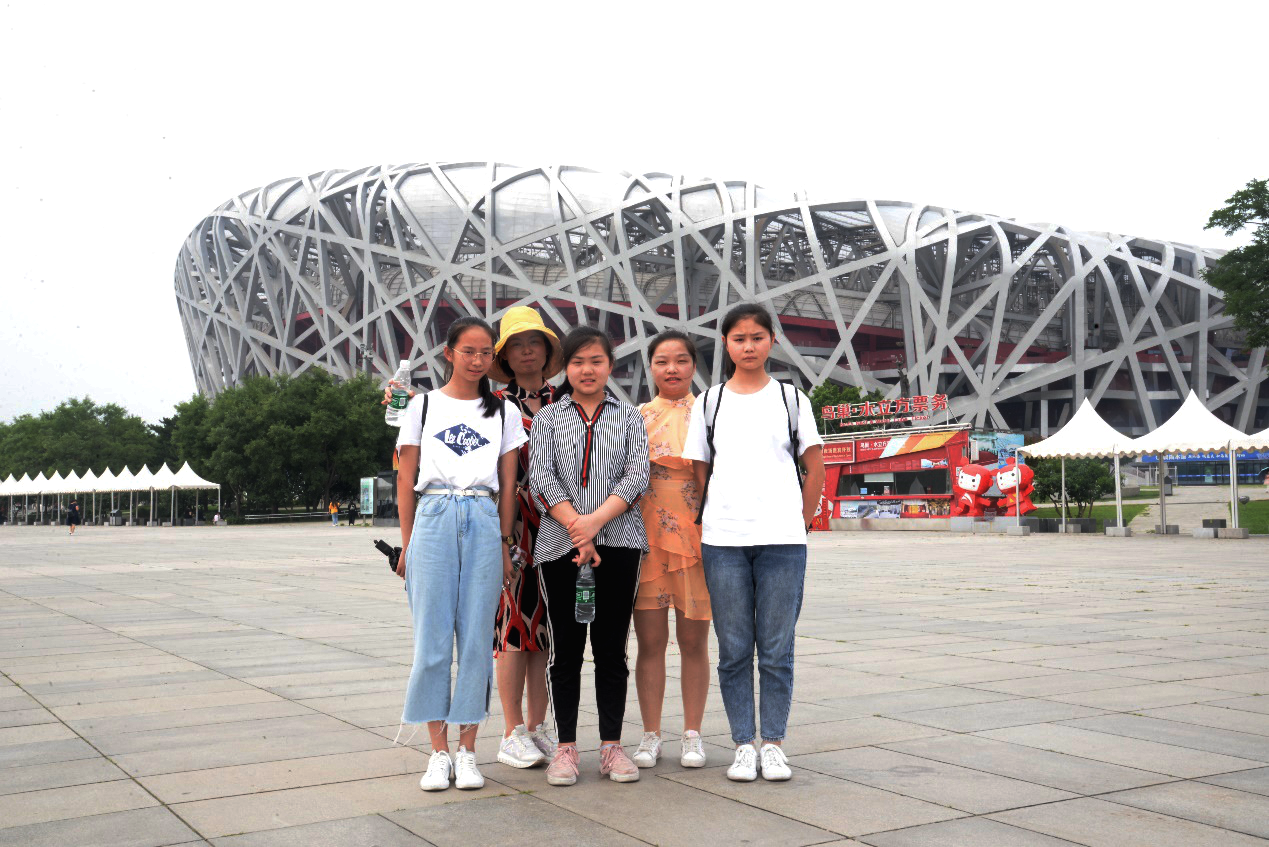 18、湖北文理学院附属中学师生鸟巢前合影.png 18、湖北文理学院附属中学师生鸟巢前合影.png