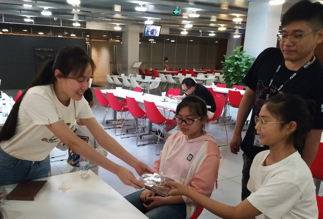 6、央视记者为孩子们准备的礼物.png 6、央视记者为孩子们准备的礼物.png