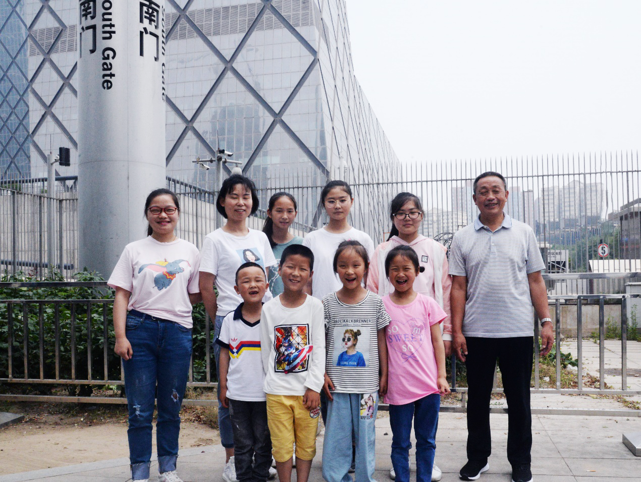 3、中央电视台新址前合影.png 3、中央电视台新址前合影.png