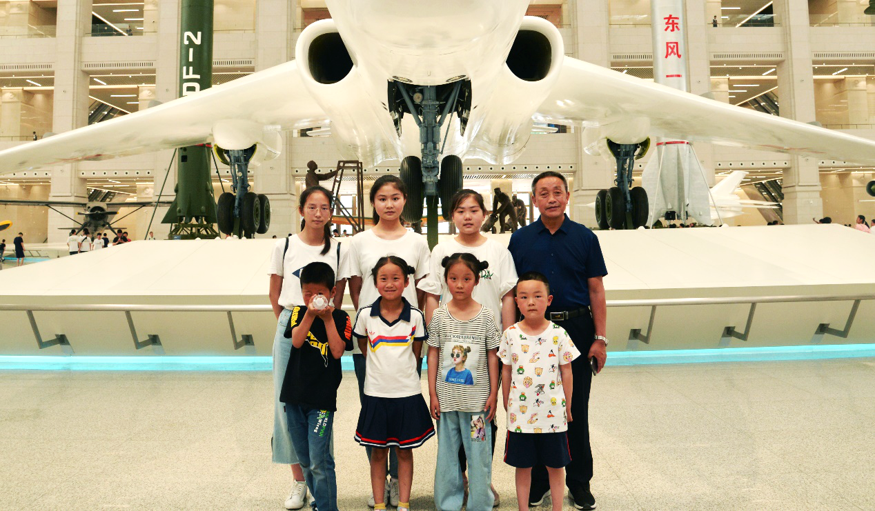 23、师生们在军事博物馆轰-6轰炸机前合影.png 23、师生们在军事博物馆轰-6轰炸机前合影.png