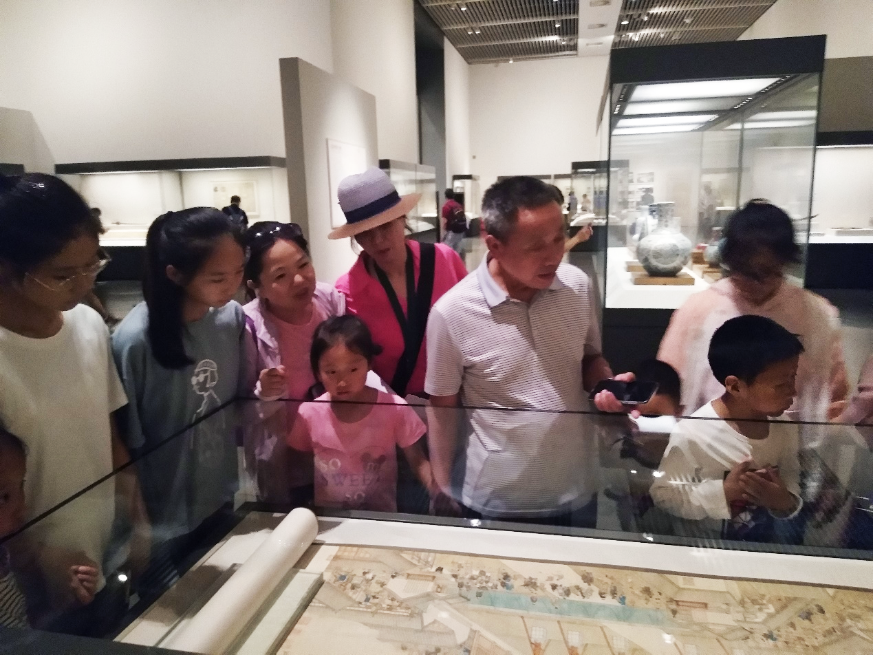 9、师生们在国家博物馆参观.png 9、师生们在国家博物馆参观.png