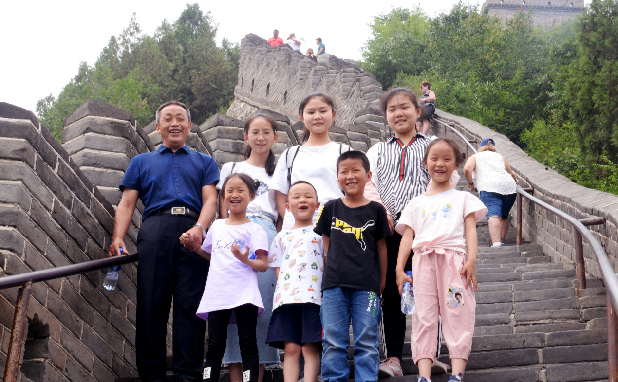 27、师生们在居庸关长城合影.png 27、师生们在居庸关长城合影.png