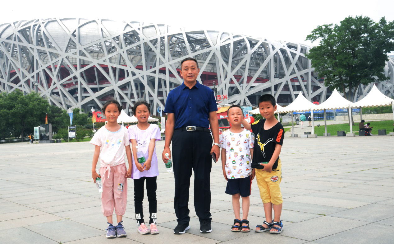 19、老君店师生鸟巢前合影.png 19、老君店师生鸟巢前合影.png