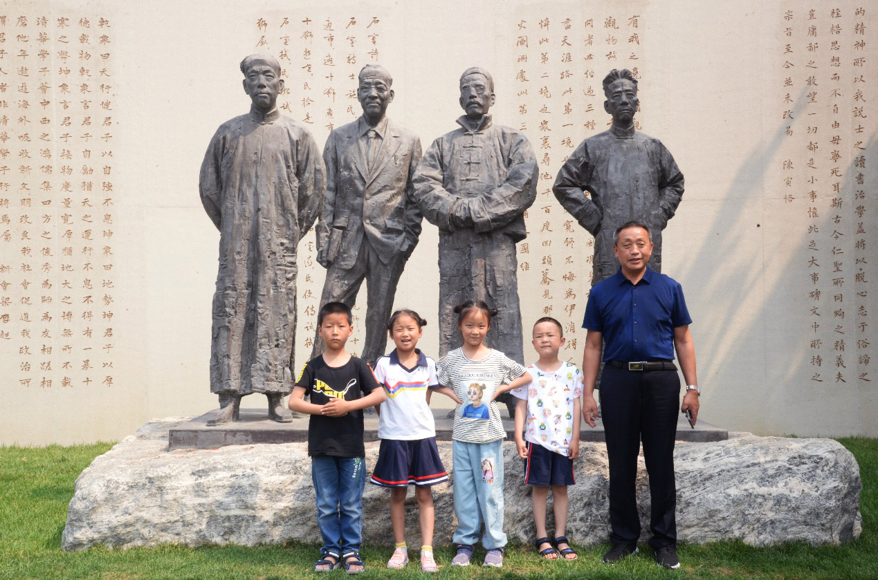 13、与清华研究院四位导师雕塑合影.png 13、与清华研究院四位导师雕塑合影.png